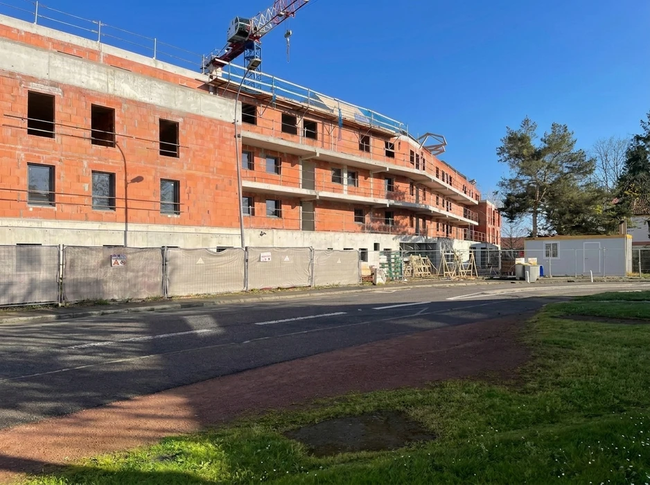 Chantier de construction d'un immeuble résidentiel R+3 en briques de terre cuite alvéolaires