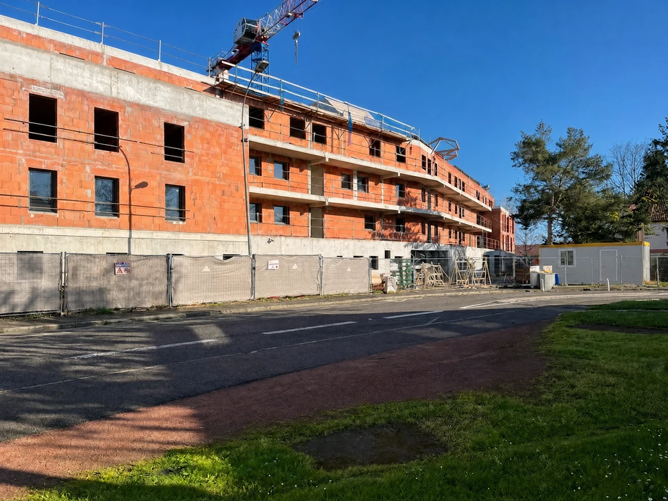Chantier de construction en phase gros œuvre, vue extérieure de jour