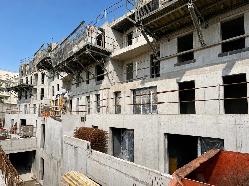 Chantier de construction en cours, vue extérieure d'un bâtiment en R+3
