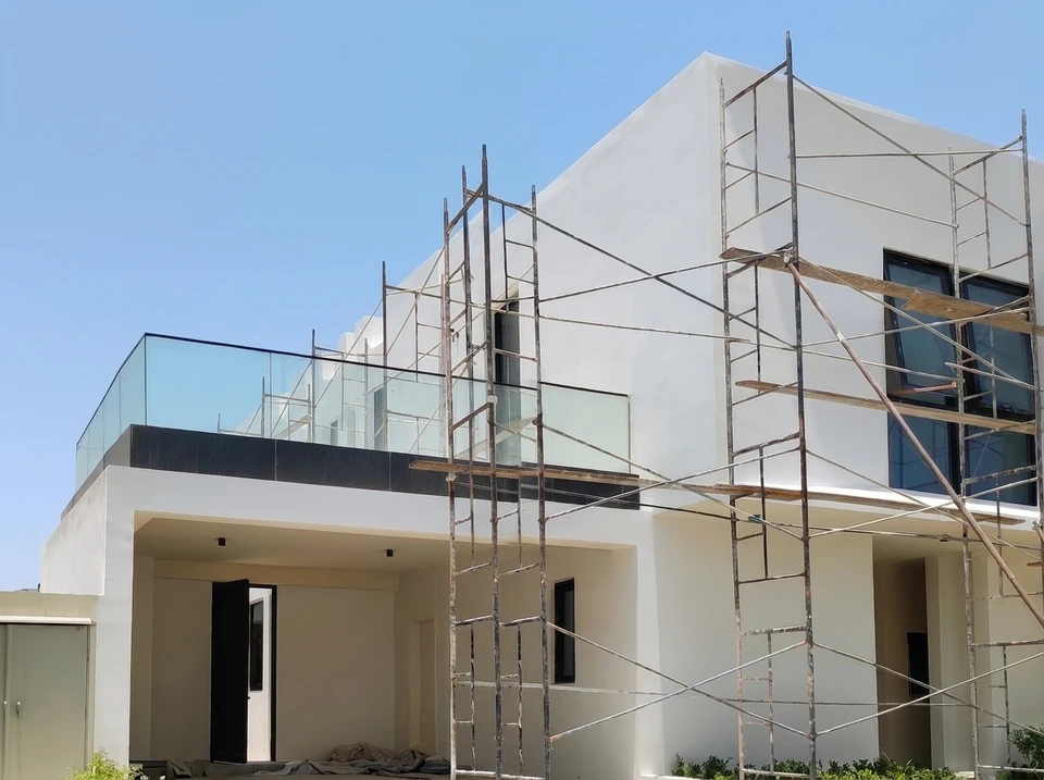 Chantier de construction extérieur, radier en béton avec semelles filantes armées
