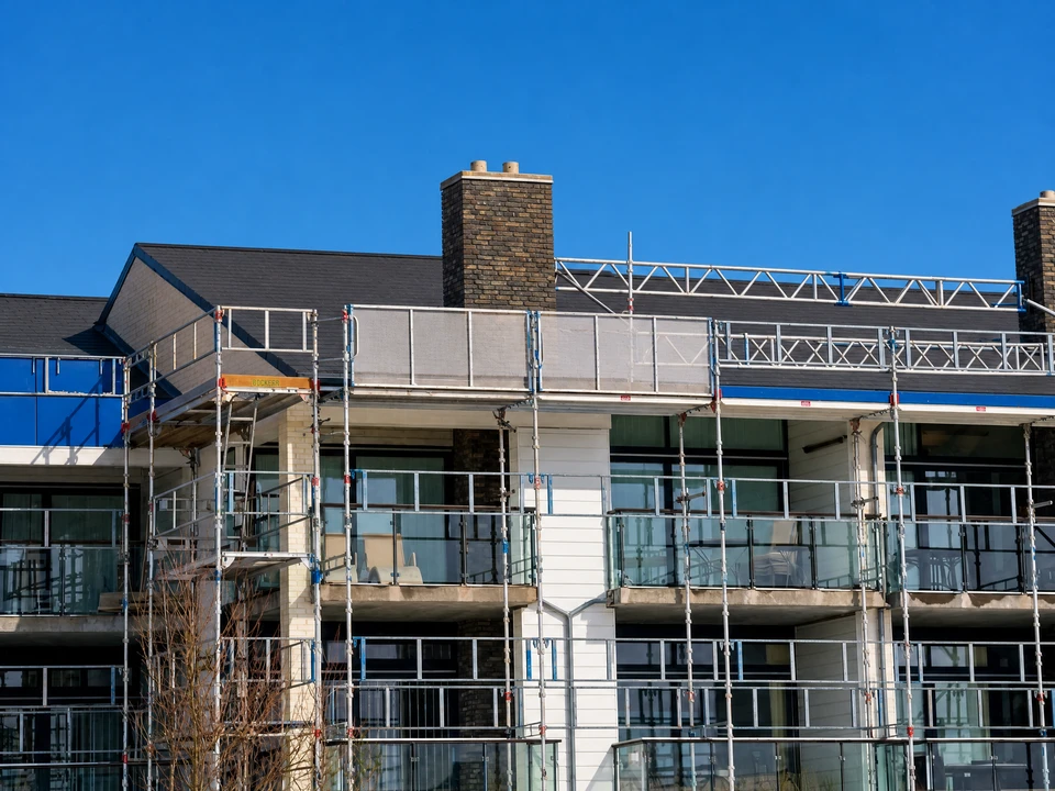 Chantier de construction en cours, vue extérieure d'un bâtiment en R+3