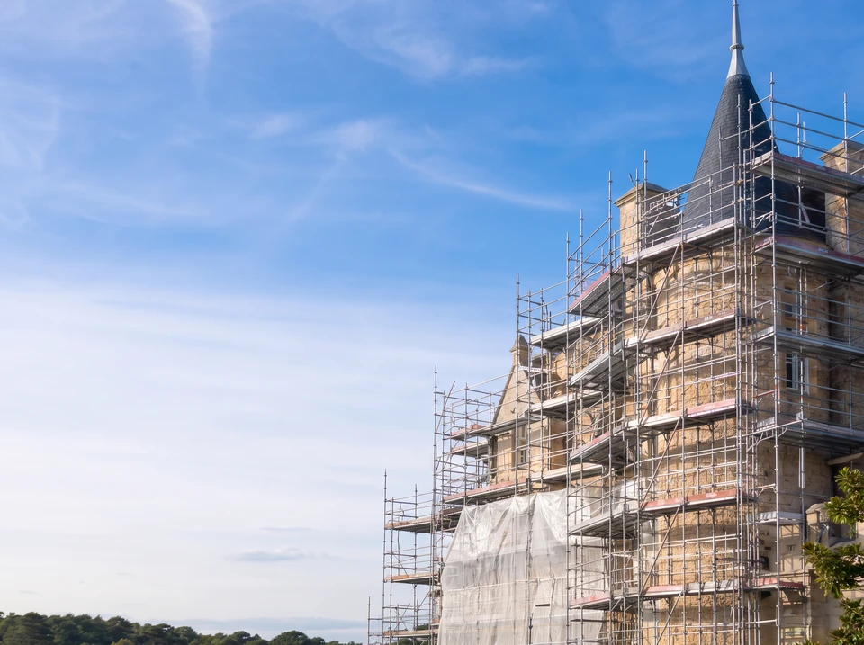 Chantier de construction d'un immeuble résidentiel collectif en béton banché, 5 niveaux, avec balcons filants