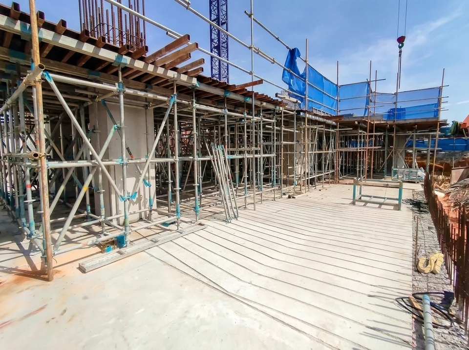 Chantier de construction extérieur, fondations en cours