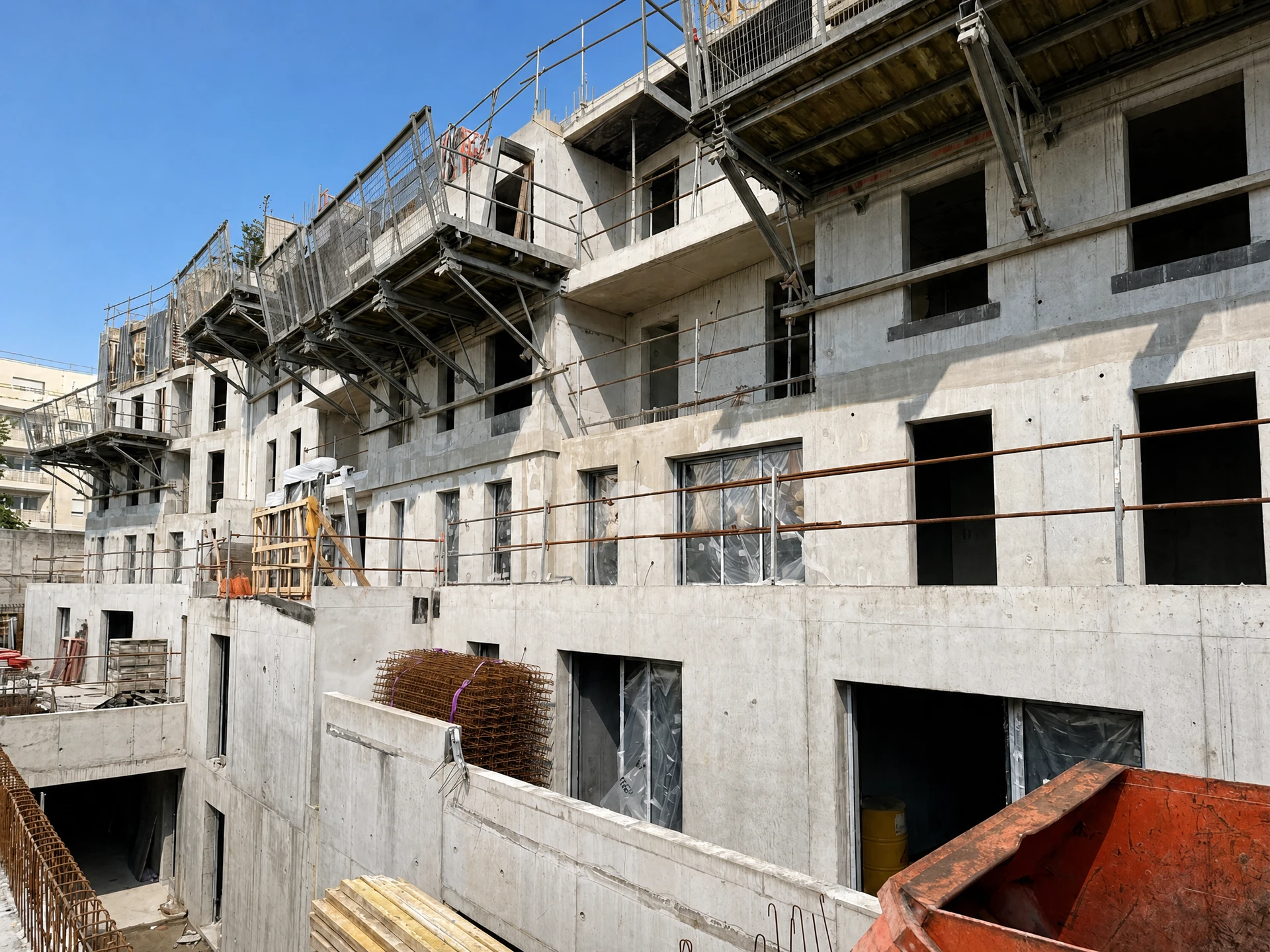 Trois professionnels du bâtiment en réunion extérieure sur chantier urbain