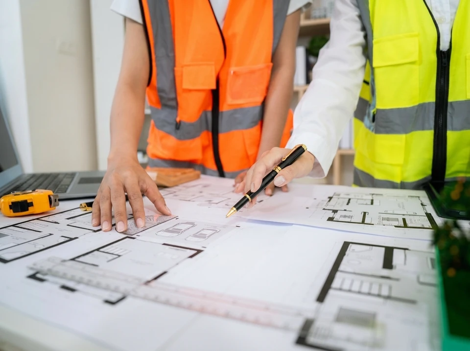 Chantier de construction en phase gros œuvre, vue extérieure de jour